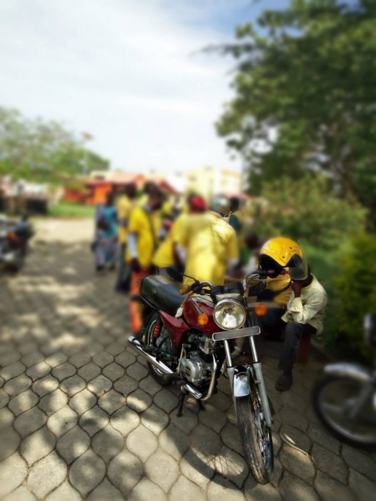 Les zémidjans ou zem, les moto-taxis de Cotonou au Bénin - lamaisondubenin.com ©