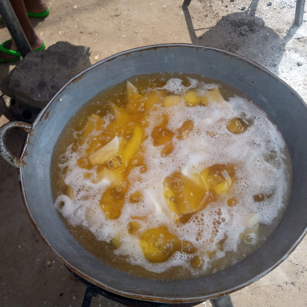 Cuisson Igname frite - Tévi - © Visiter le Bénin